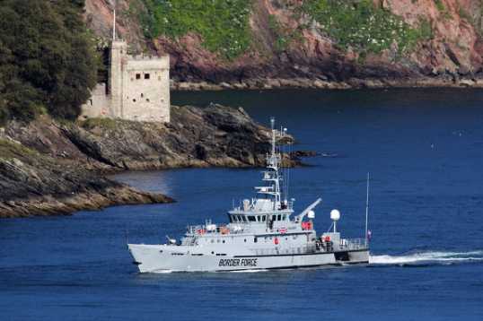 04 June 2021 - 18-07-29
As the story broke on Friday about the Border Force's ship HMC Valiant having acted as a 'taxi' for migrants in French waters, the craft involved slipped into Dartmouth. Probably for fish and chips.
-----------------
Border Force HMS Valiant arrives Dartmouth